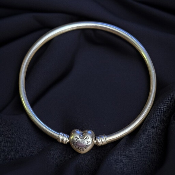 Pandora Moments 925 silver logo heart clasp bangle bracelet - Picture 1 of 7